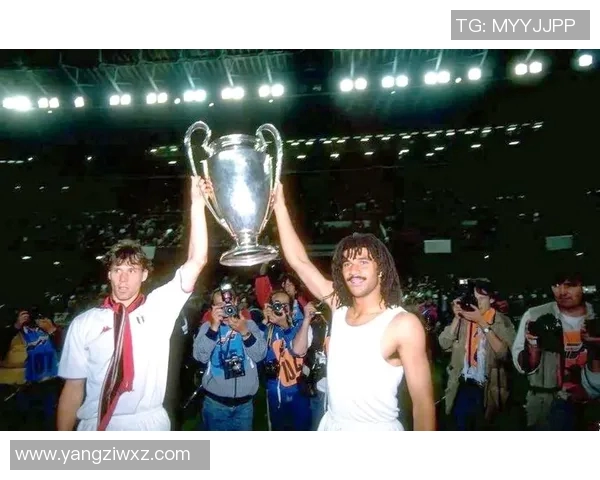 荷兰足球传奇范巴斯滕的辉煌生涯与影响力解析 荷兰足球传奇范巴斯滕的辉煌生涯与影响力解析