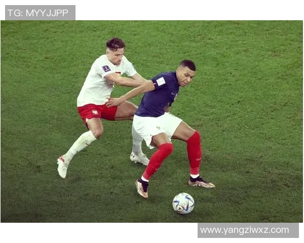 足球明星场外偶遇瞬间揭秘友谊与竞争交织的精彩故事