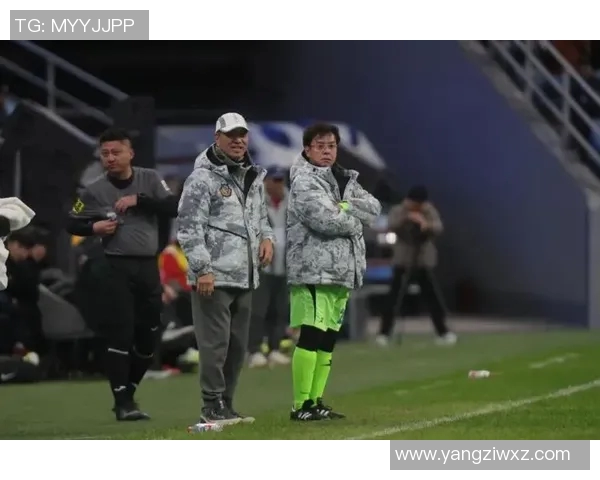 足球明星同框高清照片展现激情瞬间与友谊的完美结合 足球明星同框高清照片展现激情瞬间与友谊的完美结合